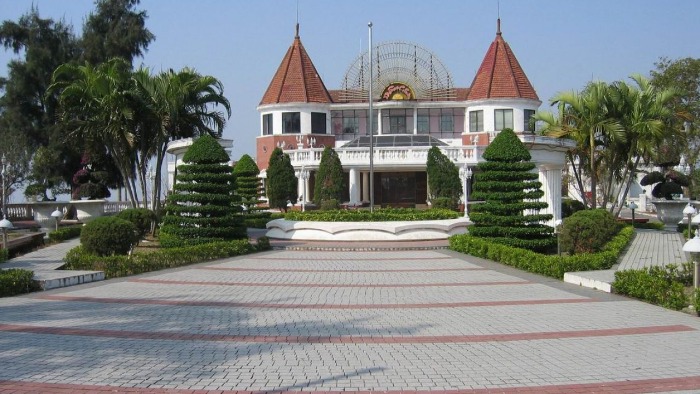 Casino Đồ Sơn là sòng casino đầu tiên có mặt cũng như hoạt động hợp pháp ở Việt Nam