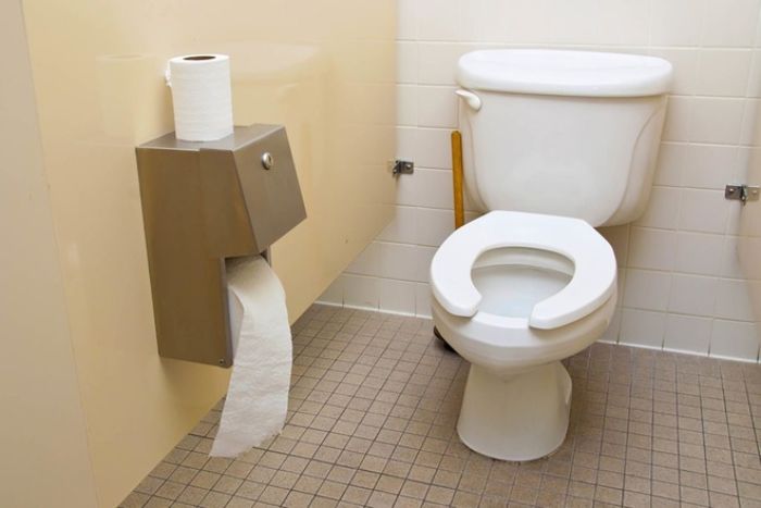 Mơ thấy nhà vệ sinh nhỏ hẹp cho thấy cuộc tình của bạn đang gặp vấn đề